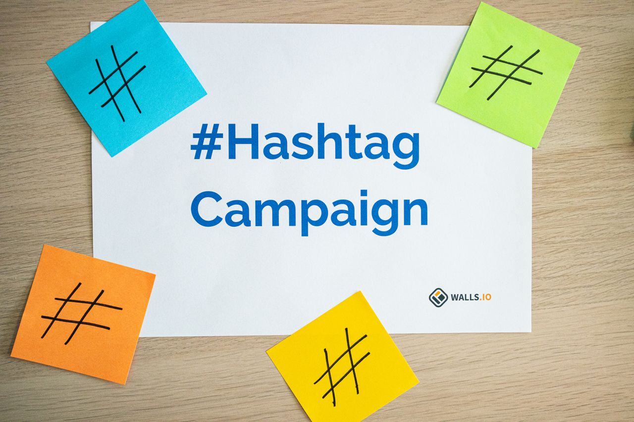 Notes adhésives colorées disposées autour d’un panneau #campagne, parfait pour illustrer des concepts de marketing sur les réseaux sociaux.